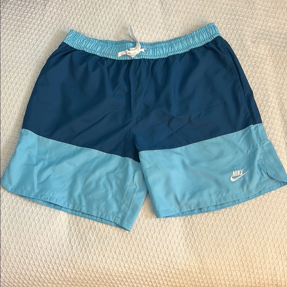 Nike Sportswear Essentials Shorts Size L